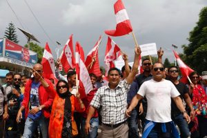 नेकपाको भिडन्तमा काग्रेस च्याँखे थाप्दै