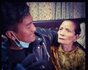 प्रकाशले सितालाई आमा भनेर सम्बोधन गर्दै गर्दा, उनको गहभरि आँशु