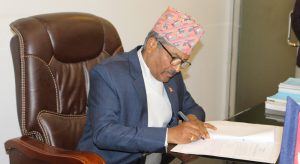 नेपाल राष्ट्र बैंकका गभर्नर महाप्रसाद अधिकारीले नेपाली अर्थतन्त्र सही बाटोमा भएको बताए