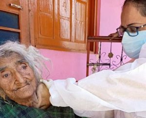 भारतकाे जम्मु कश्मिरमा १२४ बर्षीया महिलाले लगाइन काेराेना खाेप भारतकाे जम्मु कश्मिरमा १२४ बर्षीया महिलाले लगाइन काेराेना खाेप