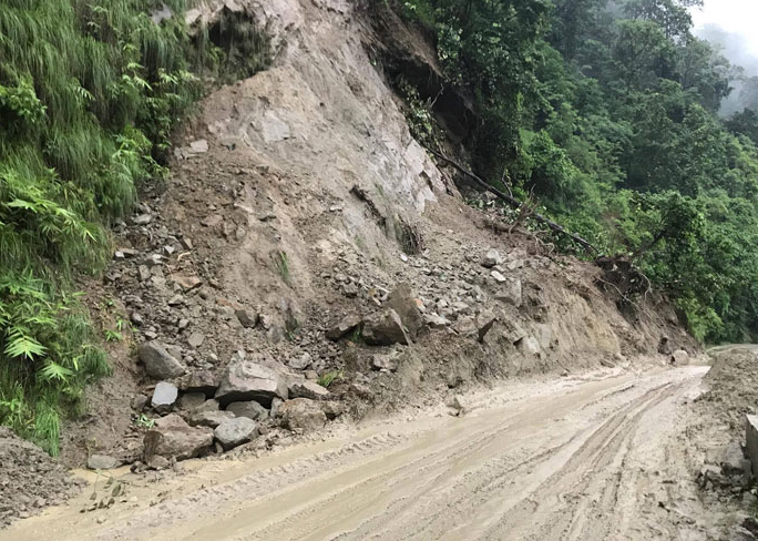 विपद्का कारण गोरखा र सुर्खेतका सडकमा अवरोध विपद्का कारण गोरखा र सुर्खेतका सडकमा अवरोध