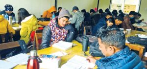 पुस्तकालयमा पढ्न झिसमिसेमै लाम