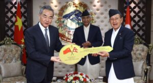 चिनियाँ विदेशमन्त्रीले प्रधानमन्त्री देउवालाई बुझाए पोखरा विमानस्थलको चाबी