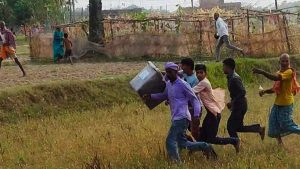 मतपेटिका लुटेर खेतैखेतै भागे स्थानीयवासीहरु, भन्छन् आफ्नो मत आफै गन्छौ !