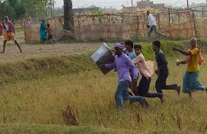 मतपेटिका फिल्मी शैलीमा खेतैखेत लुटेर भागे
