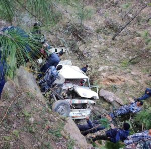 मतपेटिका पुर्याएर फर्केको जिप खोलामा खस्यो, ६ प्रहरीको मृत्यु