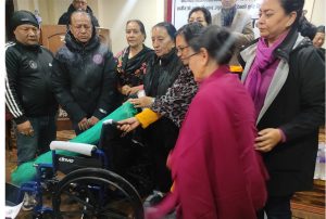 प्रजातन्त्र सेनानी चित्रकारको पुण्य तिथिमा ह्वील चियर र स्टेचर हस्तान्तरण