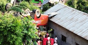 ग्लोबल आइएमई बैंकका २५ जना कर्मचारी सवार बस दुर्घटनाग्रस्त