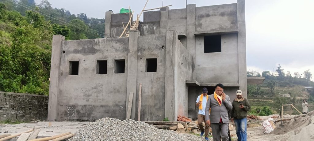 चार वर्षअघि नै बन्नुपर्ने स्वास्थ्य चौकी अझै अलपत्र, श्रमिकले पाएनन् ज्याला