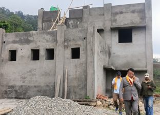 चार वर्षअघि नै बन्नुपर्ने स्वास्थ्य चौकी अझै अलपत्र, श्रमिकले पाएनन् ज्याला