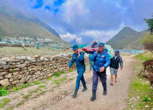 सगरमाथा म्याराथनमा आएका अमेरिकी नागरिकलाई लेक लागेपछि उद्धार सगरमाथा म्याराथनमा आएका अमेरिकी नागरिकलाई लेक लागेपछि उद्धार