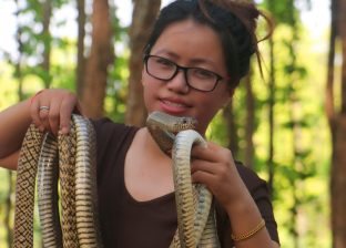 डरलाई जित्दै सर्प उद्धारको अभियानमा होमिएकी सम्झना राई