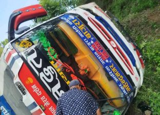 बस दुर्घटना अपडेट : २३ जनालाई जिल्ला अस्पताल ल्याइयो, एक जनालाई अछाम रेफर