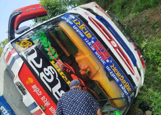 बस दुर्घटना अपडेट : २३ जनालाई जिल्ला अस्पताल ल्याइयो, एक जनालाई अछाम रेफर
