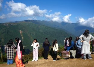 आफ्नै भूमि, अर्काको बाटो : पूर्वाधार पर्खिरहेको इलामको सिमाना डाँडा