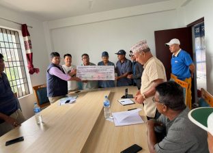 स्थानीय सरकारलाई गाउँ बाहिर बस्ने स्थानीयको साथ : खेल मैदान बनाउन १० लाख रुपैँया सहयोग स्थानीय सरकारलाई गाउँ बाहिर बस्ने स्थानीयको साथ : खेल मैदान बनाउन १० लाख रुपैँया सहयोग