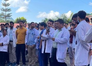 देशभर स्वास्थ्य सेवा ठप्प, सरकारमाथि दबाब बढ्यो