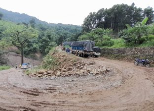 ५ वर्षमा आधा पनि नबन्ने मेची करिडोर : ठेकेदारको ढिलाइले सडक बन्द हुँदा इलामबासीलाई सास्ती ५ वर्षमा आधा पनि नबन्ने मेची करिडोर : ठेकेदारको ढिलाइले सडक बन्द हुँदा इलामबासीलाई सास्ती