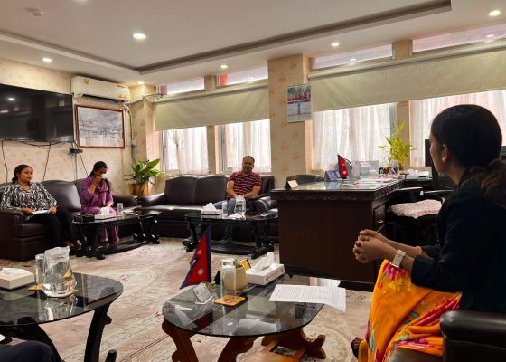 आठ दिनदेखि धर्नामा रहेकी बिनु यादवसँग मन्त्री सिता बादीको भेट, आवश्यक सहजीकरण गर्ने प्रतिबद्धता