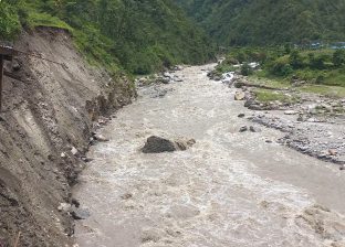 खारे खोलाले जमिन कटान गरेपछि दोलखाको गौरीशङ्कर गाउँपालिका–८ का १५ घर उच्च जोखिममा 