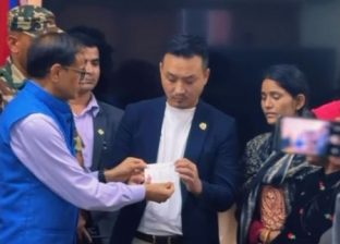 गृहमन्त्री गुरुङद्वारा गणेश नेपालीकी श्रीमतीलाई नागरिकता हस्तान्तरण गृहमन्त्री गुरुङद्वारा गणेश नेपालीकी श्रीमतीलाई नागरिकता हस्तान्तरण