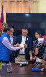 गृहमन्त्री गुरुङद्वारा गणेश नेपालीकी श्रीमतीलाई नागरिकता हस्तान्तरण गृहमन्त्री गुरुङद्वारा गणेश नेपालीकी श्रीमतीलाई नागरिकता हस्तान्तरण