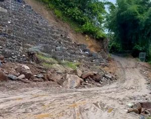 मेची राजमार्ग अवरुद्ध : निरन्तर जमिन भासिँदै, मन्त्रीको निर्देशन कागजमै सीमित मेची राजमार्ग अवरुद्ध : निरन्तर जमिन भासिँदै, मन्त्रीको निर्देशन कागजमै सीमित