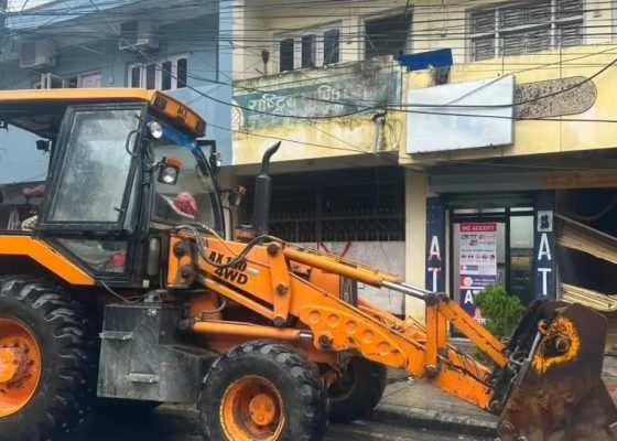 मन्त्रीको निर्देशनपछि कोशी अस्पतालको अतिक्रमित क्षेत्रमा चल्यो डोजर