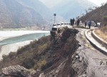 अविरल वर्षा र पहिरोले देशका प्रमुख राजमार्गहरू अवरुद्ध 