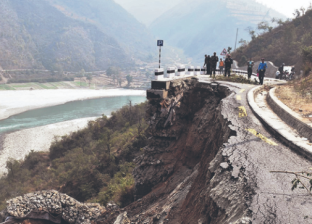 अविरल वर्षा र पहिरोले देशका प्रमुख राजमार्गहरू अवरुद्ध 