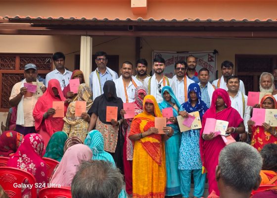 नापजाँच सकिएको १० वर्षपछि धनुषाका ५७ परिवारले पाए लालपुर्जा