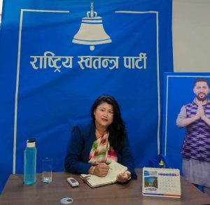 घण्टीघरमा नागरिकका गुनासा सुन्दै रास्वपा केन्द्रीय सदस्य निशा श्रेष्ठ घण्टीघरमा नागरिकका गुनासा सुन्दै रास्वपा केन्द्रीय सदस्य निशा श्रेष्ठ
