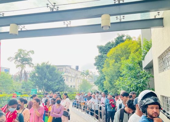 सिभिल अस्पतालमा बिहानैदेखि बिरामीको लामो लाइन