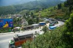 पृथ्वी राजमार्गमा यातायात ठप्प, सड्कमा थुप्रिएको लेदो हटाउने काम जारी