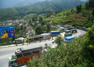 पृथ्वी राजमार्गमा यातायात ठप्प, सड्कमा थुप्रिएको लेदो हटाउने काम जारी पृथ्वी राजमार्गमा यातायात ठप्प, सड्कमा थुप्रिएको लेदो हटाउने काम जारी