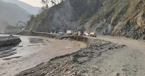 बिपी राजमार्ग : अत्यधिक सवारीचाप, खराब सडक र उर्लँदो खोलाको जोखिमपूर्ण यात्रा बिपी राजमार्ग : अत्यधिक सवारीचाप, खराब सडक र उर्लँदो खोलाको जोखिमपूर्ण यात्रा