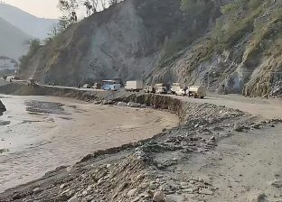 बिपी राजमार्ग : अत्यधिक सवारीचाप, खराब सडक र उर्लँदो खोलाको जोखिमपूर्ण यात्रा बिपी राजमार्ग : अत्यधिक सवारीचाप, खराब सडक र उर्लँदो खोलाको जोखिमपूर्ण यात्रा