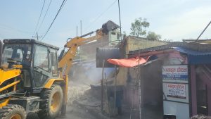 जनकपुरमा गुठीको जग्गामा बनाइएका अतिक्रमित संरचनामा चल्यो डोजर