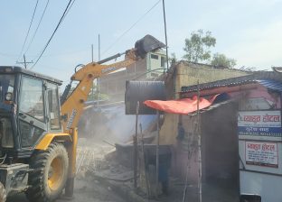 जनकपुरमा गुठीको जग्गामा बनाइएका अतिक्रमित संरचनामा चल्यो डोजर