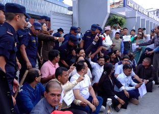 किशोर श्रेष्ठ पक्राउको विरोधमा पत्रकारहरु आन्दोलित