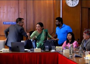 सञ्चारमन्त्रीको अध्यक्षतामा बसेको कार्यक्रमबाट रिसाउँदै बाहिरिइन् आशिका 
