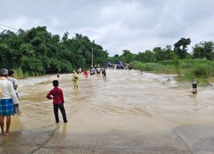 बाढीको चपेटामा हुलाकी राजमार्ग : ज्यान जोखिममा राखेर आवतजावत गर्न बाध्य सर्वसाधारण बाढीको चपेटामा हुलाकी राजमार्ग : ज्यान जोखिममा राखेर आवतजावत गर्न बाध्य सर्वसाधारण
