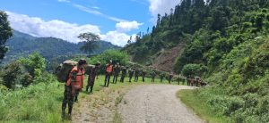 जाजरकोटमा सेनाले बोकेर पुर्यायो पहिरोपीडितका लागि राहत सामग्री जाजरकोटमा सेनाले बोकेर पुर्यायो पहिरोपीडितका लागि राहत सामग्री