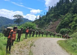 जाजरकोटमा सेनाले बोकेर पुर्यायो पहिरोपीडितका लागि राहत सामग्री