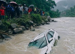 सिन्धुलीको फिक्कलमा बसको ठक्करबाट कार सुनकोशीमा खस्यो, चार जना बेपत्ता