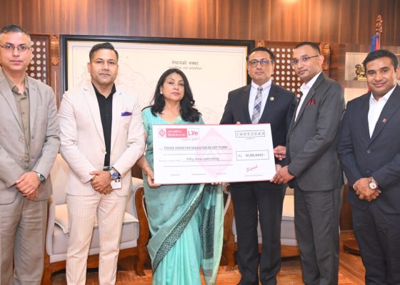 प्रधानमन्त्री दैवी प्रकोप उद्दार कोषमा प्रभु महालक्ष्मी लाइफ इन्स्योरेन्सको एकाउन्न लाख सहयोग