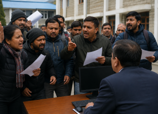 अनलाइन सरुवा निवेदन ‘रिजेक्ट’ गरेको भन्दै दुर्गमका कर्मचारी आक्रोशित 