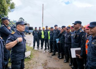 उद्धारमा खटिएका प्रहरीलाई कार्कीको निर्देशन : कुनै कसर बाँकी नराख्नु, काम पारदर्शी गर्नु उद्धारमा खटिएका प्रहरीलाई कार्कीको निर्देशन : कुनै कसर बाँकी नराख्नु, काम पारदर्शी गर्नु