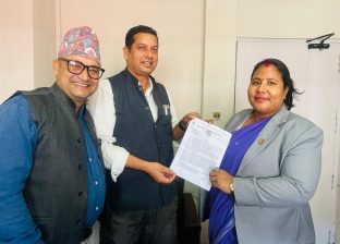 दूधको मूल्य बढाउन माग गर्दै चितवनका किसान काठमाडौंमा, मन्त्रीलाई बुझाए ज्ञापनपत्र दूधको मूल्य बढाउन माग गर्दै चितवनका किसान काठमाडौंमा, मन्त्रीलाई बुझाए ज्ञापनपत्र