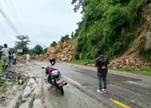 महेन्द्र राजमार्गको रजैया क्षेत्रमा पहिरो, प्रहरी टोली घटनास्थलमा